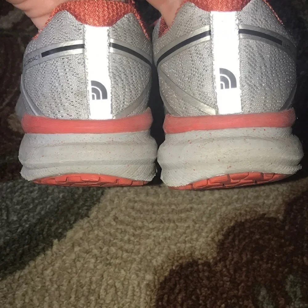 GUC MENS 9.5 THE NORTH FACE RUNNING/HIKING SHOES